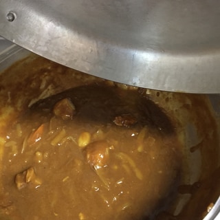 圧力鍋でしっかりと煮込んだ牛肉の塊カレー